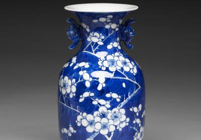 图片[2]-Vase with bat-shaped handles and white plum-blossom decoration on a blue glaze ground, Qing dynasty, Kangxi reign (1662-1722)-China Archive